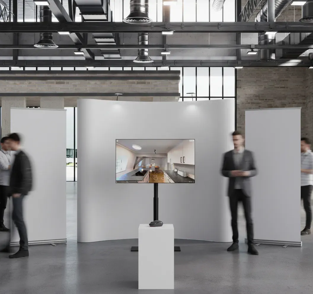 Messestand mit Bildschirm, auf dem ein 3D-Rundgang läuft