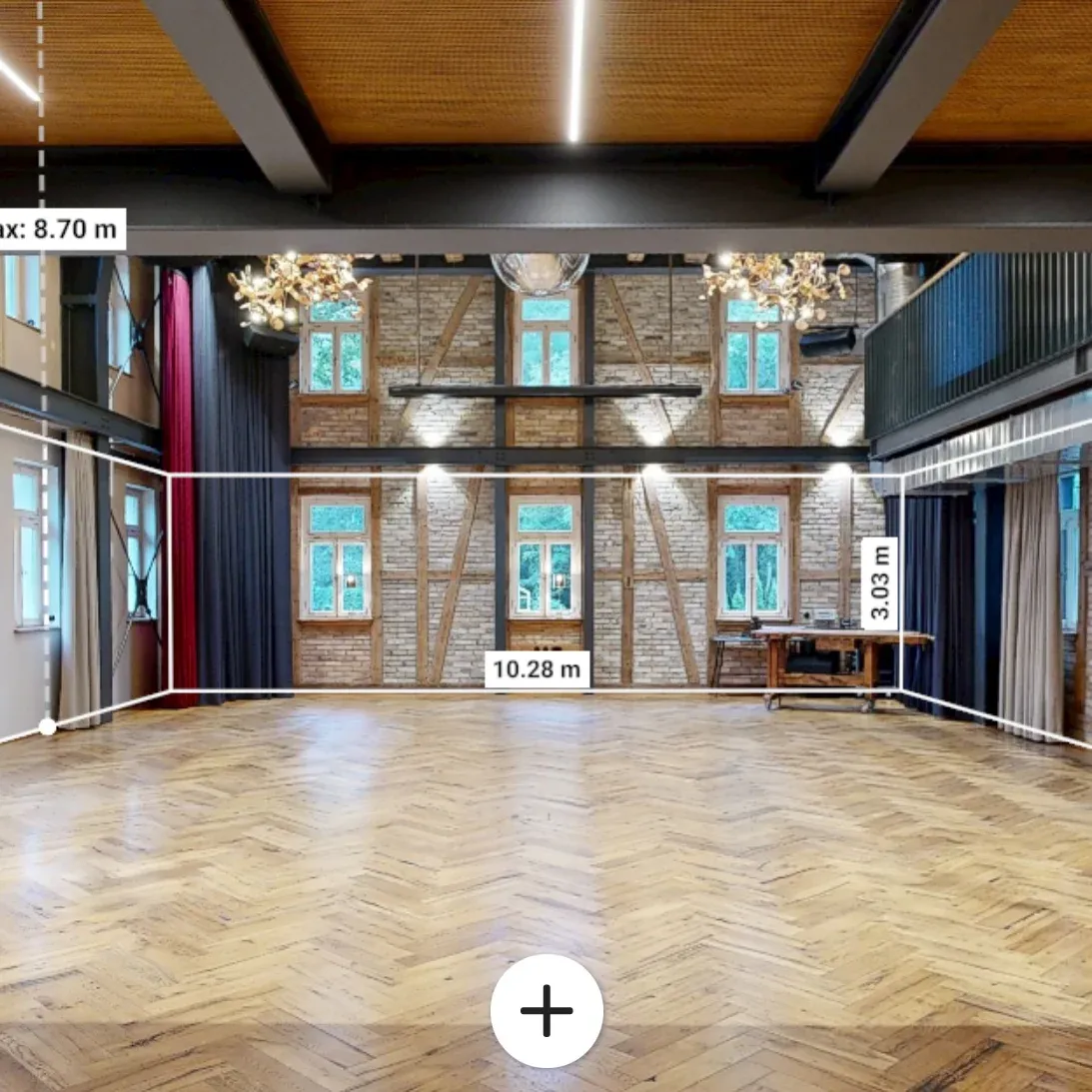 Gemessene Raumbreite und Raumhöhe in einem Saal